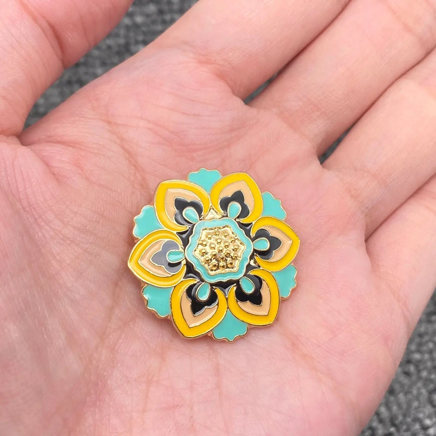 Floral design Green / Yellow Brooch