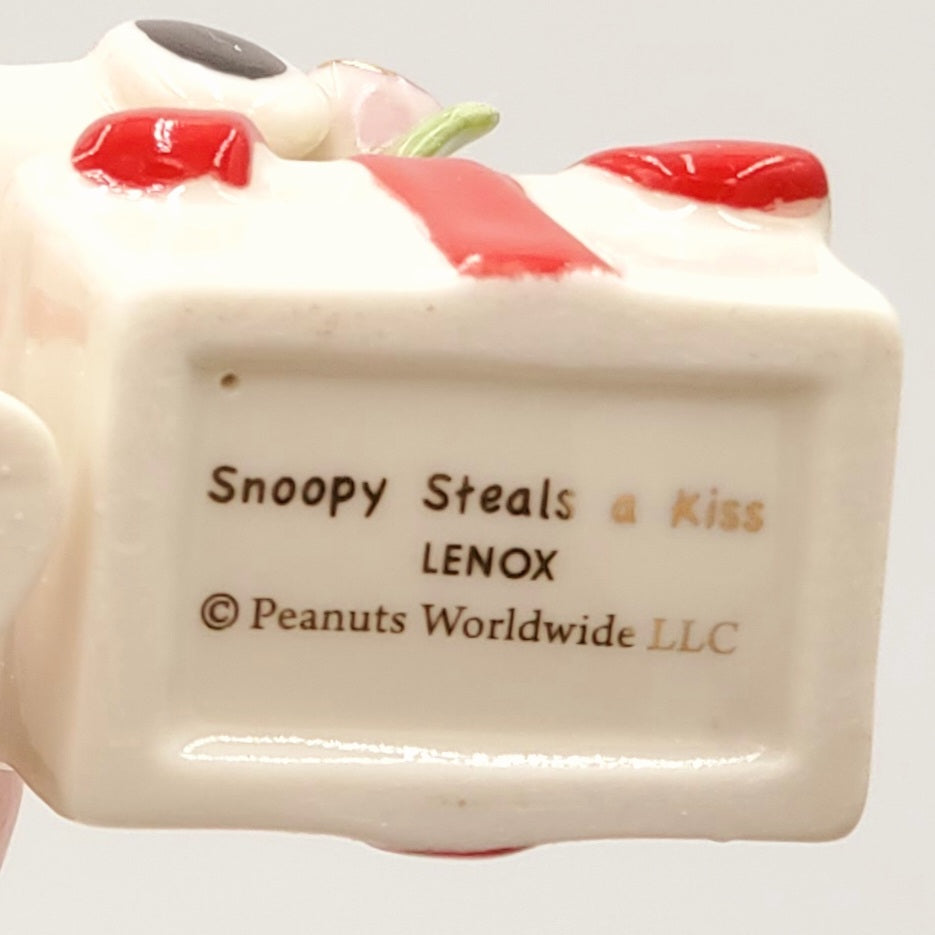 Lenox Peanuts Snoopy Steals A Kiss Figurine Lucy Valentine's Day Beagle